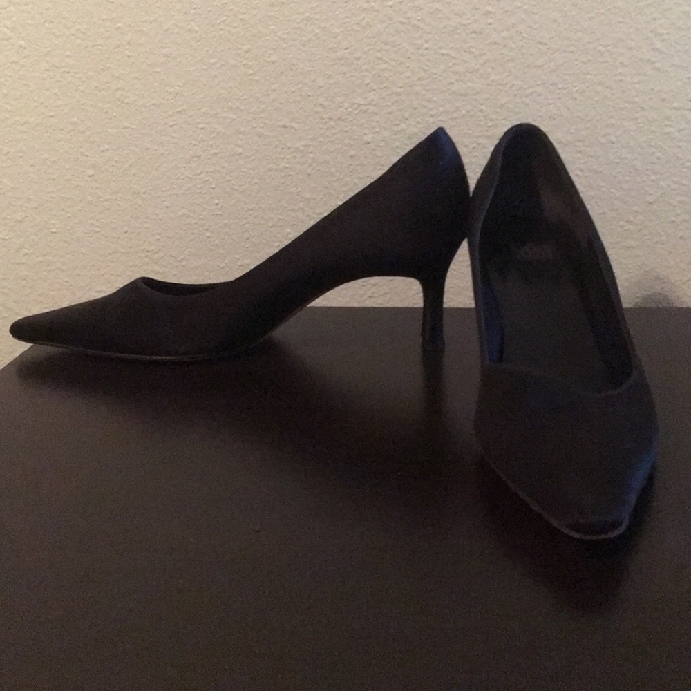 Black pointed toed heels
